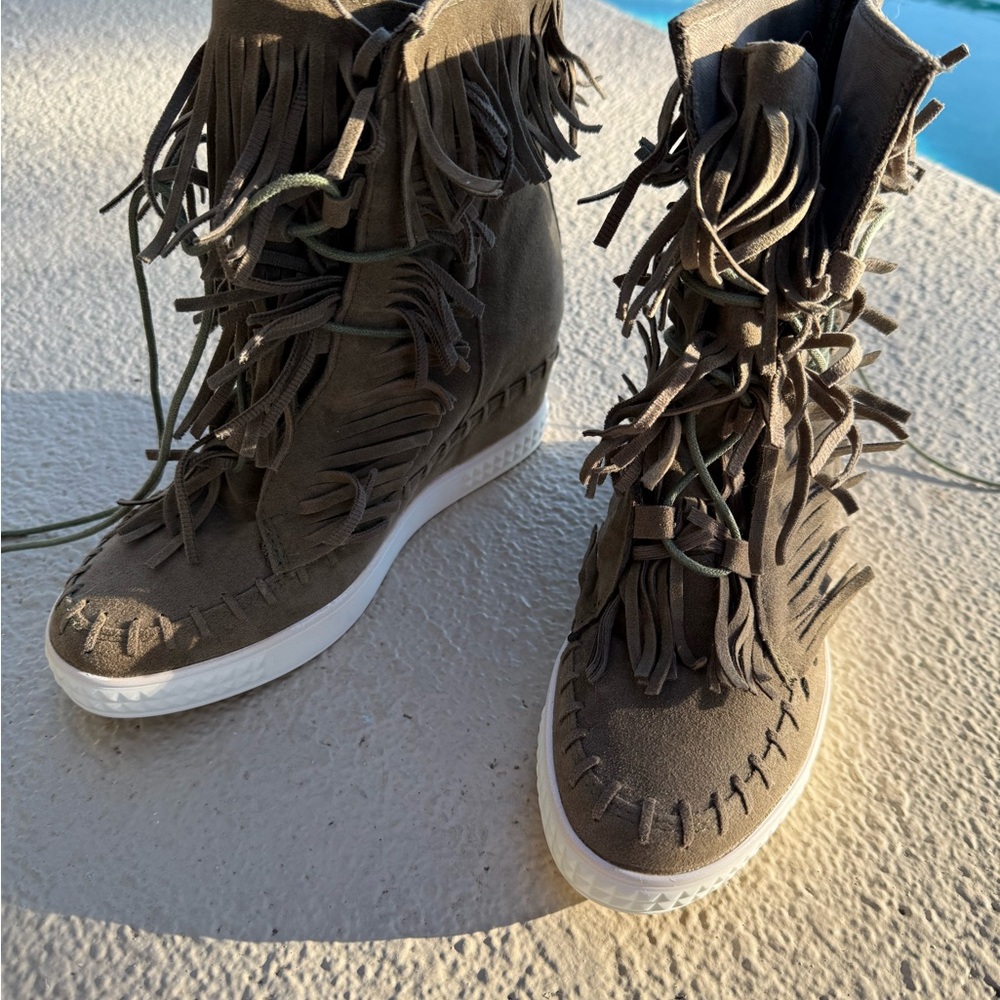 Vices Fringe Suede Wedge Boots - Brown/green